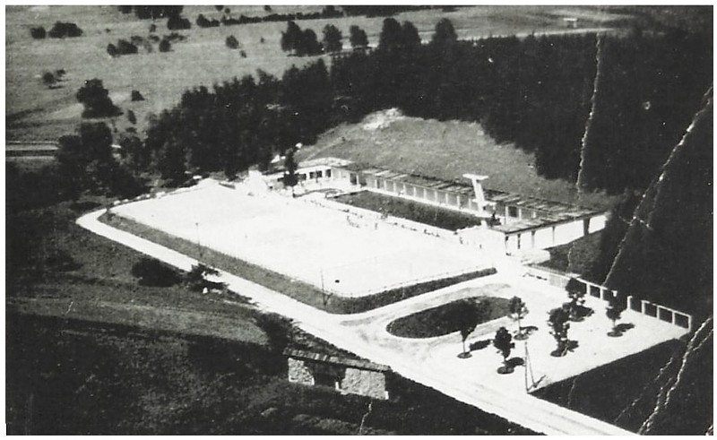 FOTO 01: pogled na športni kompleks l. 1933 Vir: Digitalni arhiv Radovljica, Gradnja v Radovljici in Lescah 1915-1945, foto Miran Kukič